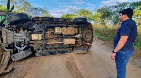 Carro de deputado federal capota em Exu, nesta sexta