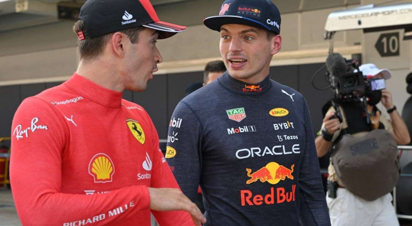 Charles Leclerc (esquerda), piloto da Ferrari e Max Verstappen (direirta), da Red Bull, no GP da EspanHA de F&oacute;rmula 1