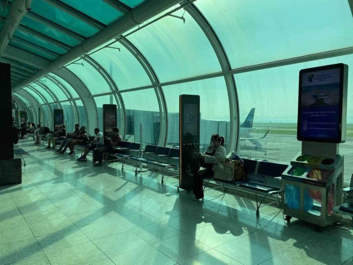 Televisão do aeroporto Santos Dumont exibe anúncio pornográfico e ‘assusta’ passageiros 