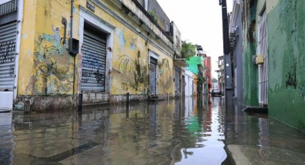 Chuvas alagam ruas no Recife