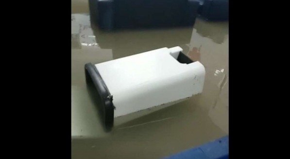 Chuva invade Hospital Otávio de Freitas, deixa corredores alagados e causa transtornos
