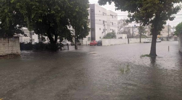 Rua Irapuã no bairro do Ipsep está alagada por conta das fortes chuvas 