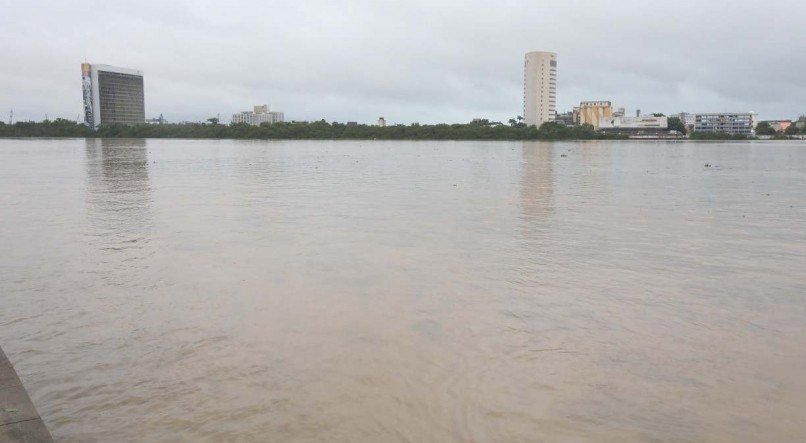 Chuvas alagam ruas no Recife