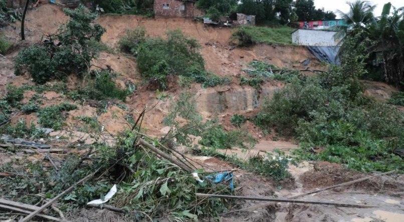 Na ocorrência mais grave, no Jardim Monteverde – área limítrofe entre Recife e Jaboatão dos Guararapes – 19 pessoas faleceram por causa de um deslizamento de barreira