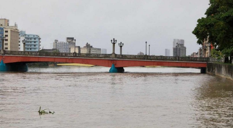 Chuvas recentes em Pernambuco deixaram ao menos 127 mortos
