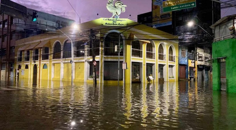 Chuvas alagam ruas no Recife
