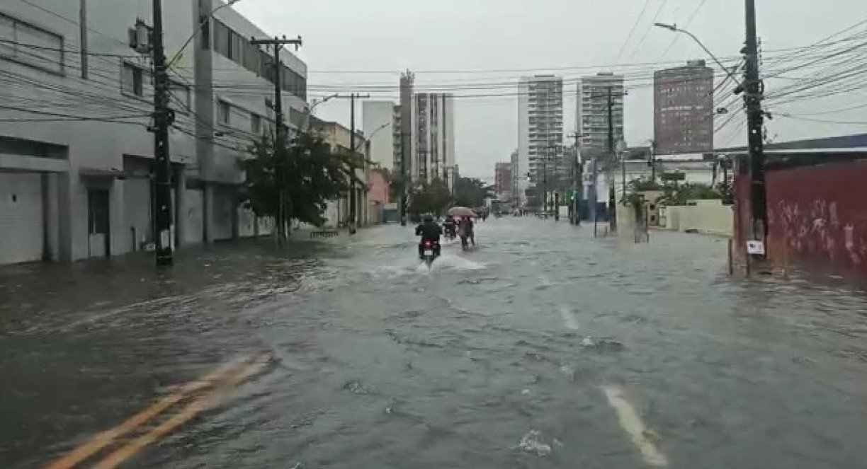 Diante das chuvas, Silvio Costa Filho pede ajuda emergencial ao Governo Federal