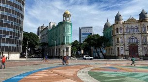 Marco Zero, no Recife, em um dia de sol e muitas nuvens