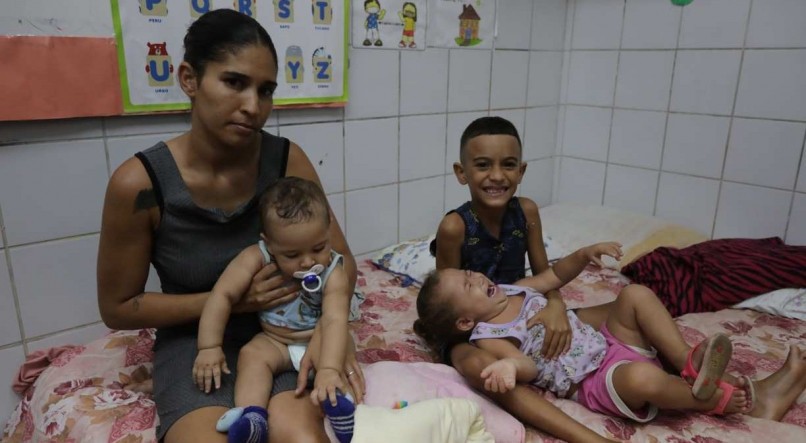 Gabriela Marques est&aacute; com os quatro filhos na Escola Municipal Casar&atilde;o do Barbalho, na Iputinga