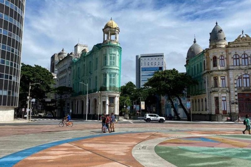 Marco Zero, no Recife, em um dia de sol e muitas nuvens