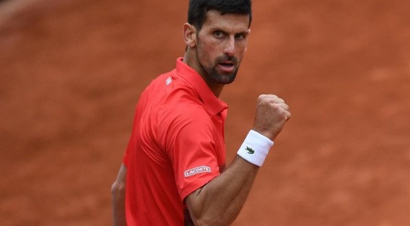 Novak Djokovic em quadra pelo torneio de Roland Garros