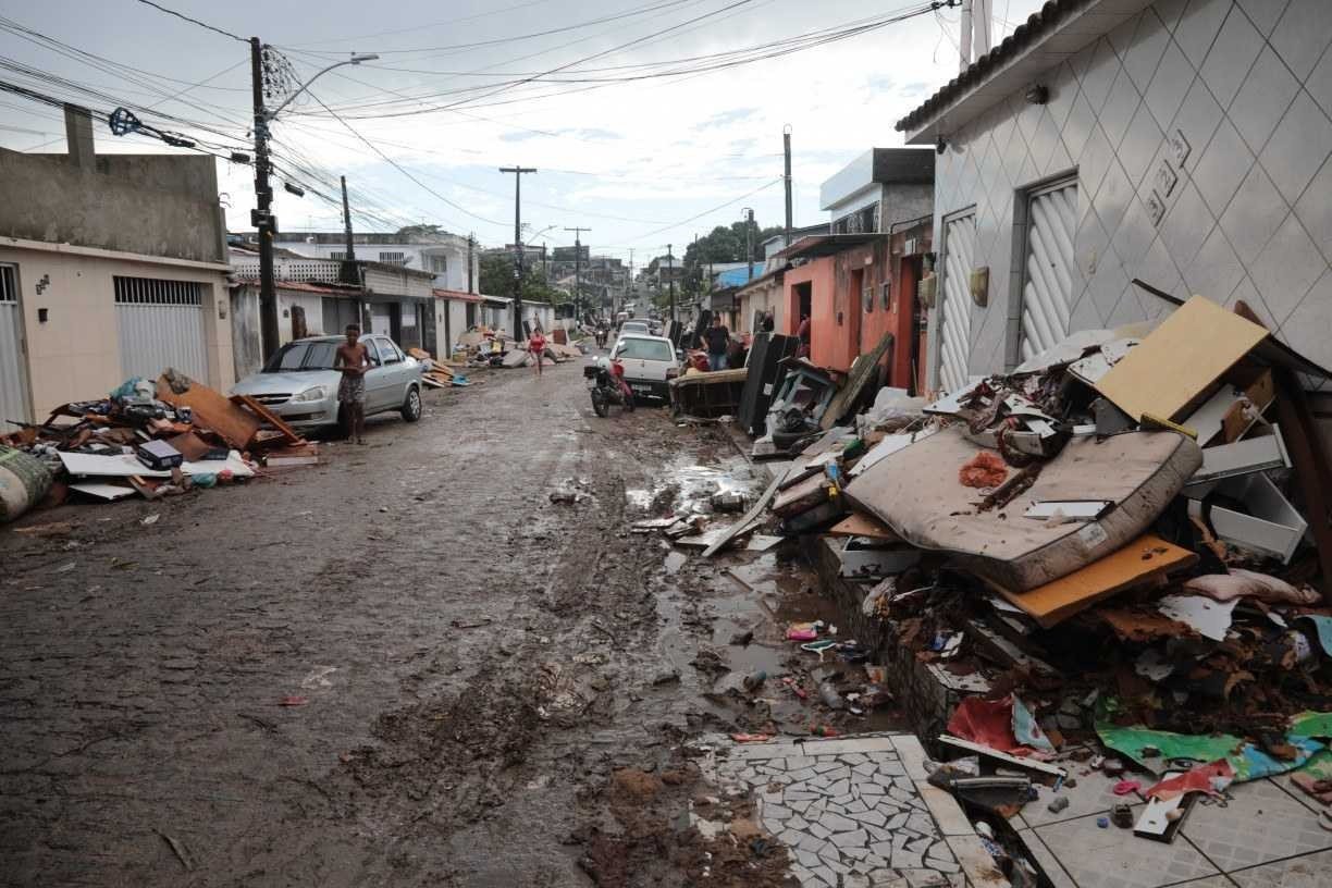 Moradores que tiveram casas alagadas contabilizam preju&iacute;zos de m&oacute;veis e eletrodom&eacute;sticos ap&oacute;s chuvas