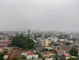 Chuvas na manhã desta terça-feira (31) no bairro de Campo Grande, na Zona Norte do Recife