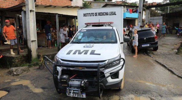 Vila dos Milagres no Ibura, segue busca por corpos de v&iacute;timas de deslizamento de barreira. Bombeiros - Carro IML - Volunt&aacute;rios - Bombeiros da Bahia - Paraiba - Defesa Civil - Ibura - Vila dos Milagres - Casas - Lona 