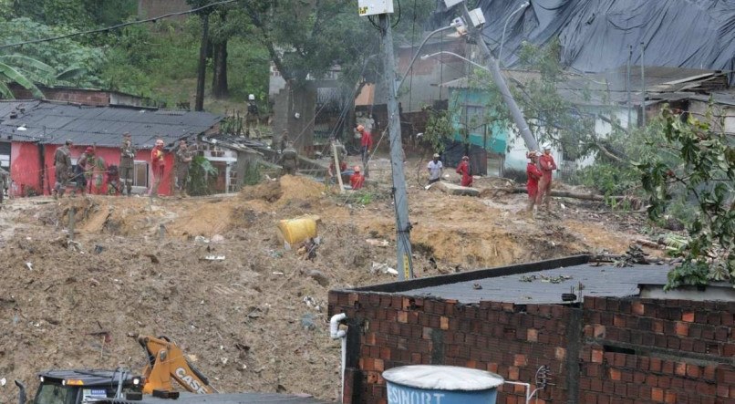 CHUVAS // DESLIZAMENTOS DE BARREIRAS // BOMBEIROS TRABALHANDO NOS DESLIZAMENTOS // Nas fotos: Deslizamentos de barreiras na Vila dos Milagres no Bairro do Ibura.
