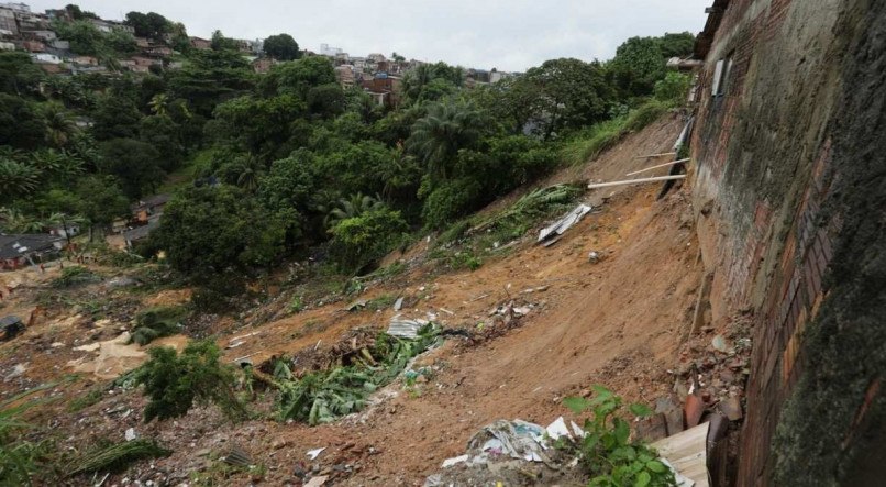 CHUVAS // DESLIZAMENTOS DE BARREIRAS // BOMBEIROS TRABALHANDO NOS DESLIZAMENTOS // Nas fotos: Deslizamentos de barreiras na Vila dos Milagres no Bairro do Ibura.