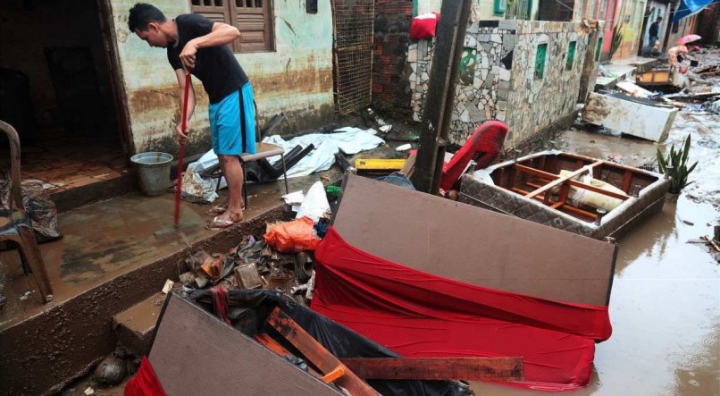 Em Goiana, na Zona da Mata Norte de Pernambuco, pessoas que perderam tudo quando tiveram suas casas invadidas pelas &aacute;guas