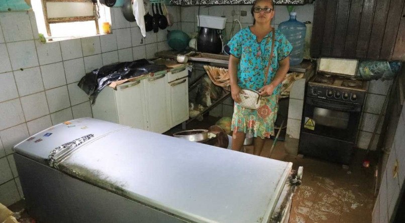 Moradores de Marcos Freire ainda sofrem para retirar entulhos após enchentes
