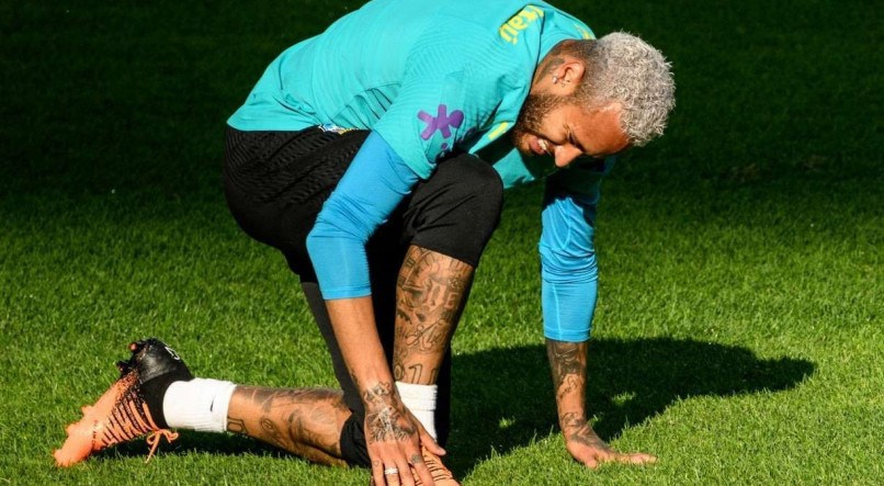 Neymar sofreu uma lesão no pé direito no treino da Seleção Brasileira
