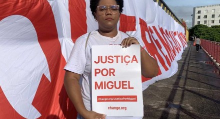 Mirtes Renata protesta nos dois anos de morte do menino Miguel