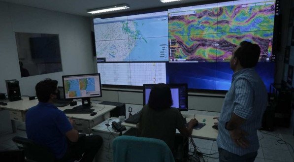 SALA DE SITUAÇÃO Dez meteorologistas de referência, vindos de diferentes Estados brasileiros, se revezam, todos os dias do ano, para observar os processos atmosféricos