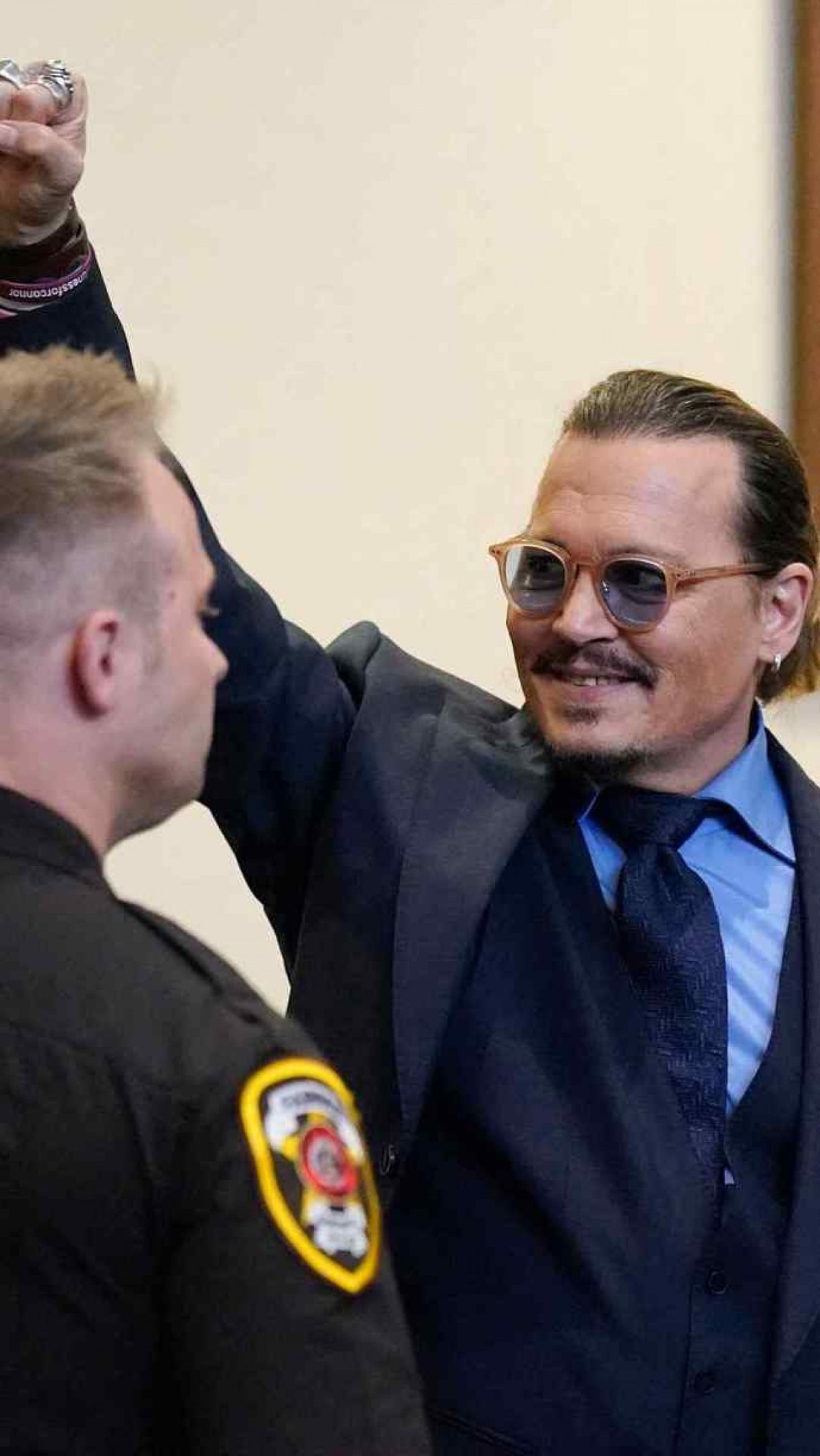 JOHNNY DEPP VS. AMBER HEARD NETFLIX: Relembre depoimento sobre a agressão  no avião, um dos principais episódios apresentados no julgamento