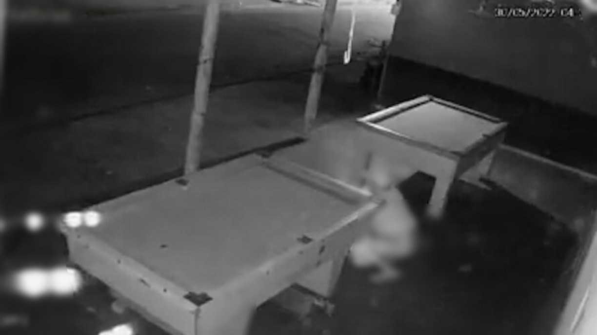 VÍDEO: homem defeca em bar e espalha fezes por mesa de sinuca  