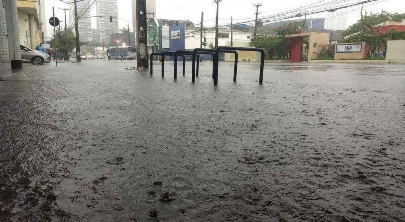 Chuva alaga a Avenida Cruz Cabugá, em Santo Amaro, no Recife