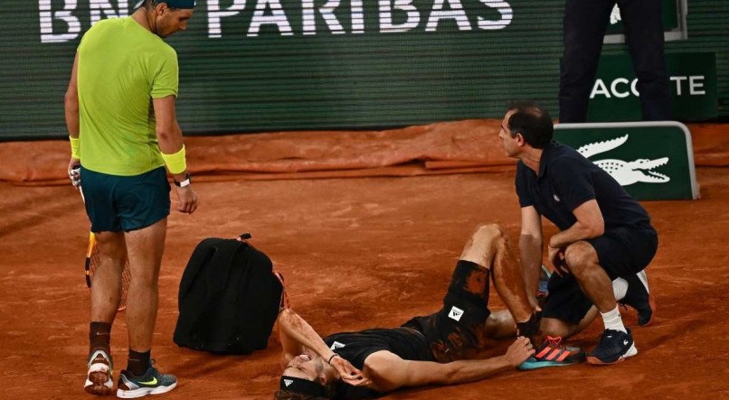 Zverev dobrou tornozelo em Roland Garros