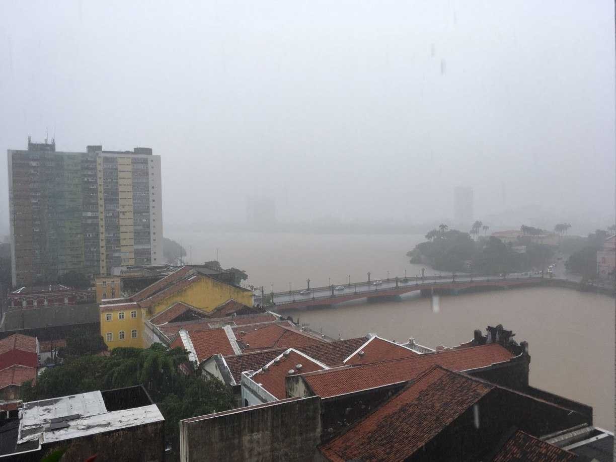 VEM ÁGUA POR AÍ: Apac emite alerta de chuvas hoje (15) para quatro regiões de Pernambuco; veja onde vai chover