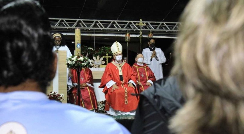 ATO DE FÉ Arcebispo fez questão de realizar a missa ao lado da casa de muitas das vítimas das chuvas
