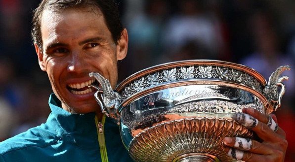 Rafael Nadal comemorando título de Roland Garros