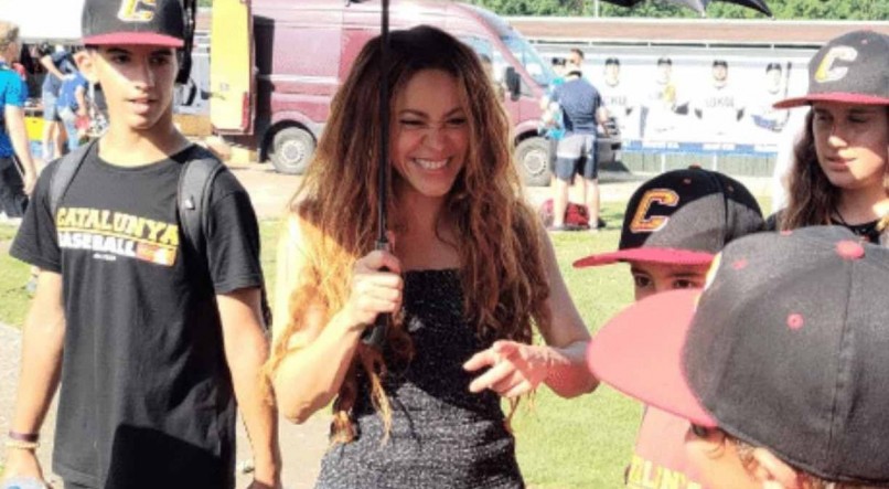 Shakira sorri para público de jogo de beisebol na República Tcheca