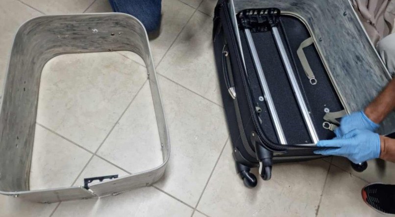 Mulher levava cocaína no fundo falso nas laterais de uma mala para a Europa e foi presa no Aeroporto do Recife