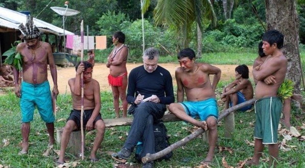 O jornalista inglês Dom Phillips na Aldeia Maloca Papiú, em Roraima, em 2019