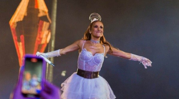 Show de Claudia Leitte foi interrompido 50 minutos antes de acabar no São João de Caruaru; Prefeitura explicou o que houve