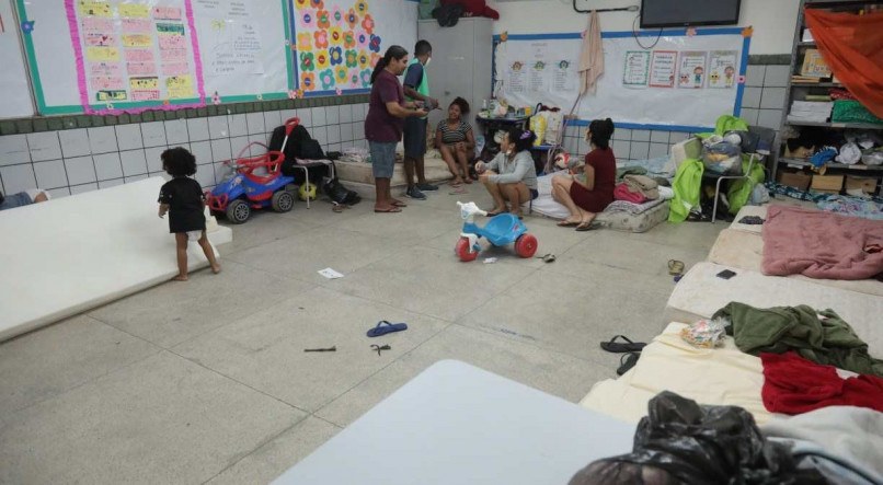 Salas de aula se transformaram em moradias improvisadas para desabrigados pelas chuvas no Recife