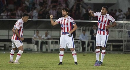 Jogadores do Náutico comemoram gol de Thassio contra o Vasco partida válido pelo Campeonato Brasileiro da Série B de 2022, no Estádio do Arruda