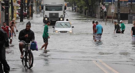 CHUVAS // ALAGAMENTOS // TRANSTORNO CHUVAS // Chuvas constantes provocam alagamentos e transtornos no Recife nesta terça feira 07.06.2022
