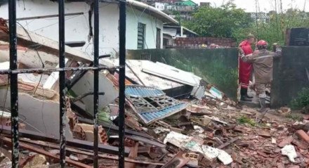 Barreira deslizou e atingiu uma casa no Alto Santa Terezinha, no Recife