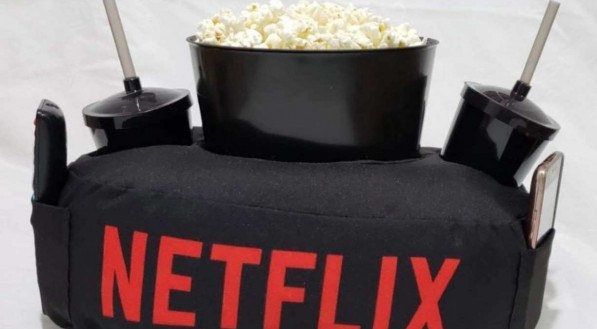 Kit almofada com porta pipoca Netflix. 