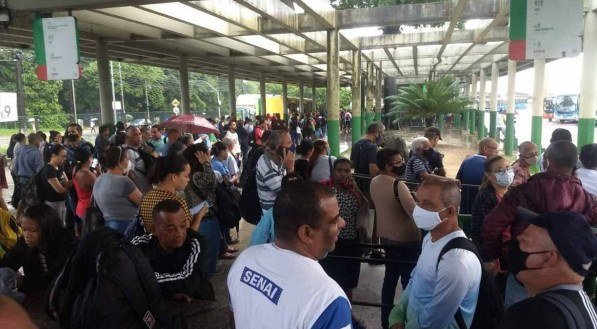 Terça-feira começa com chuva, alagamentos e deslizamento de barreira no Grande Recife