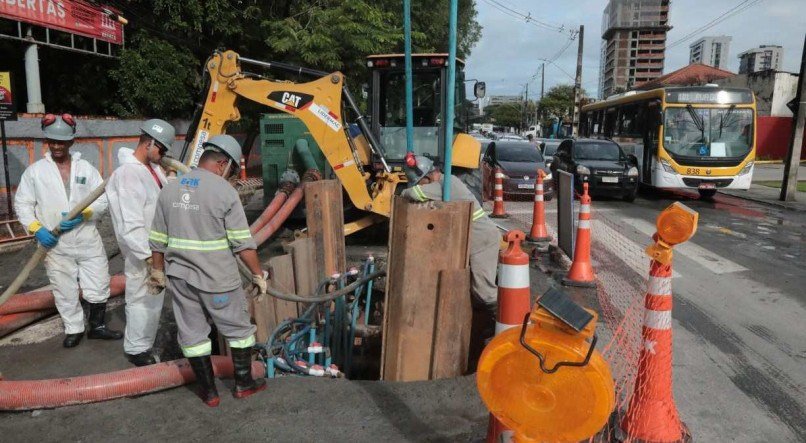 Uma interven&ccedil;&atilde;o realizada pela Compesa na Rua Dom Bosco, na Boa Vista, que paralisou a circula&ccedil;&atilde;o de ve&iacute;culos - especialmente &ocirc;nibus - na Avenida Conde da Boa Vista no fim da tarde desta segunda-feira (6/6)
