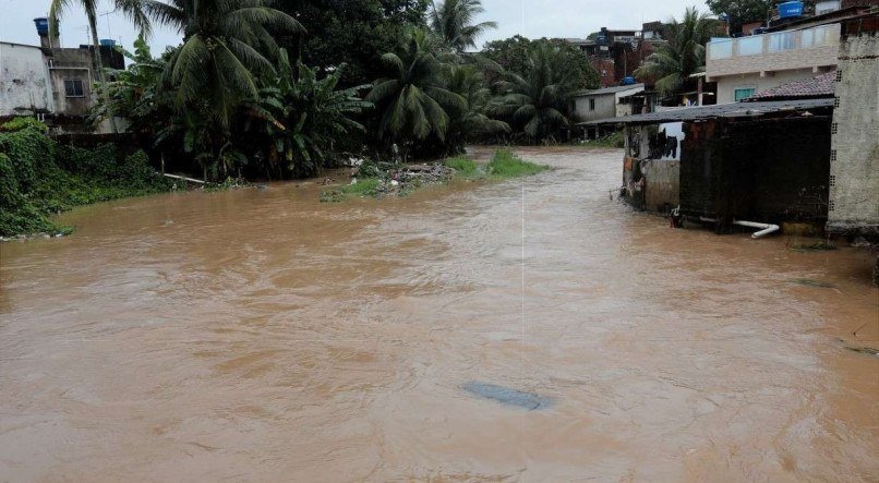 Rio Tejipi&oacute;, no Recife, ficou cheio ap&oacute;s as chuvas