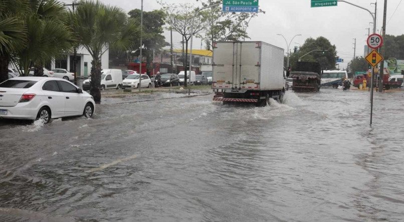 CHUVAS // ALAGAMENTOS // TRANSTORNO CHUVAS // Chuvas constantes provocam alagamentos e transtornos no Recife nesta terça feira 07.06.2022
Na foto: Alagamento na Avenida Recife.