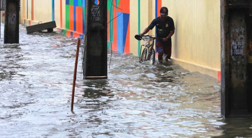Chuvas constantes provocaram alagamentos e transtornos no Recife