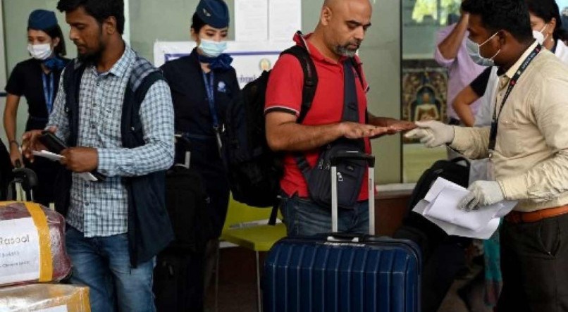 Profissionais de saúde buscam sinais e sintomas da varíola do macaco, em passageiros vindos do exterior, em aeroporto de Chennai, na Índia