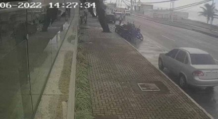 Momentos antes de serem baleados, os dois homens foram flagrados num assalto em Boa Viagem,  Zona Sul do Recife