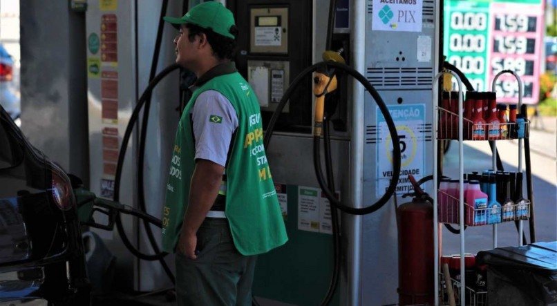 Governo prometeu zerar impostos federais sobre gasolina e etanol