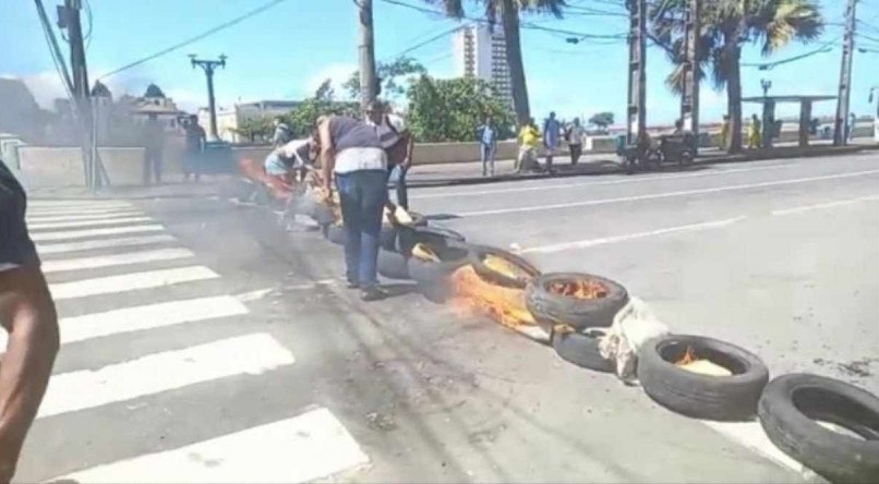 Imagens divulgadas pelas redes sociais mostram que os manifestantes atearam fogo em pneus